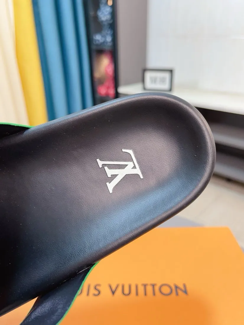 Men's shoes💰300🌹🌹【LV】Multi-color new men's slippers, original top-quality version, original special cowhide with pebbled embossing➕sheepskin on the inner and side, non-slip combination sole, more stable walking, more comfortable and lightweight, high-end and generous, size: 38~44